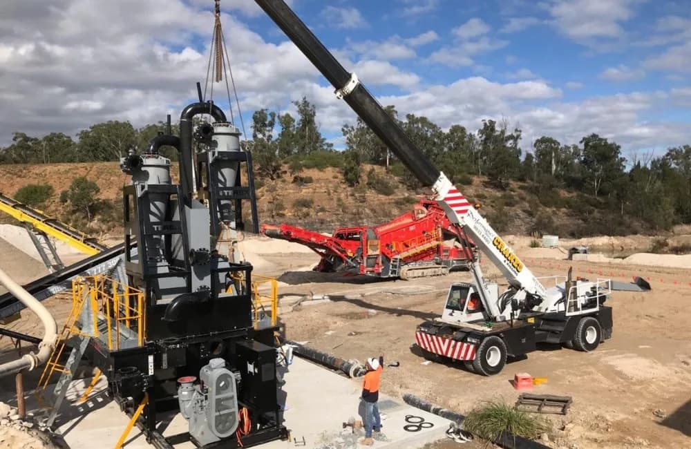 Guindaste industrial em operação de içamento em obra